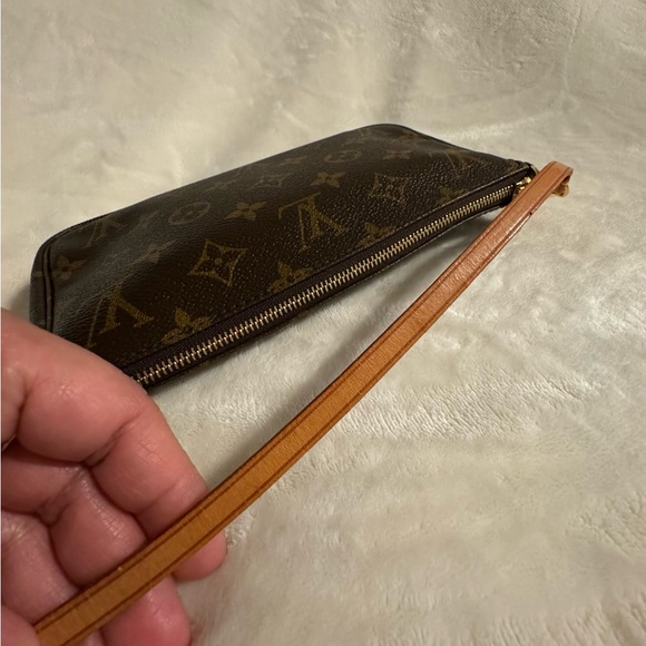 ‼️LOUIS VUITTON POCHETTE‼️ - Picture 9 of 15